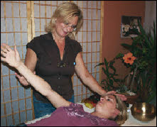 Mittels Muskeltest als Bio-Feedback wird das System abgefragt. Muskeltest als Bio-Feedback bei Kinesiologie